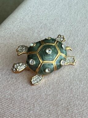 Gold tone Jeweled Turtle Brooch 🐢